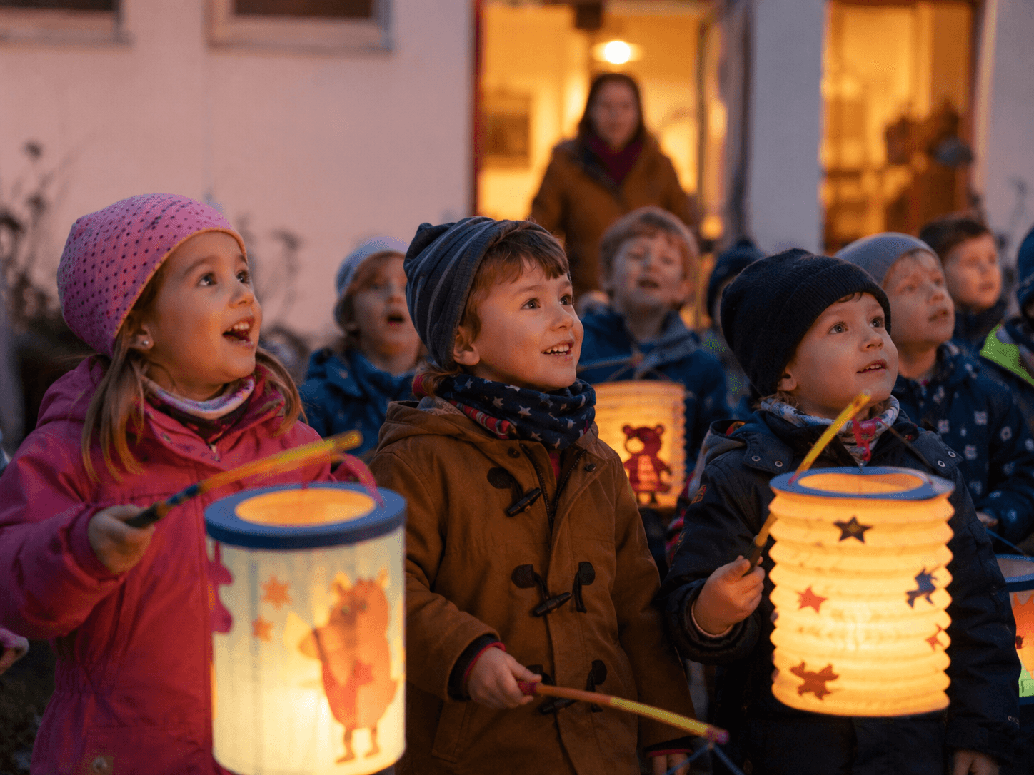 Kinder mit leuchtenden Laternen beim St.-Martins-Umzug