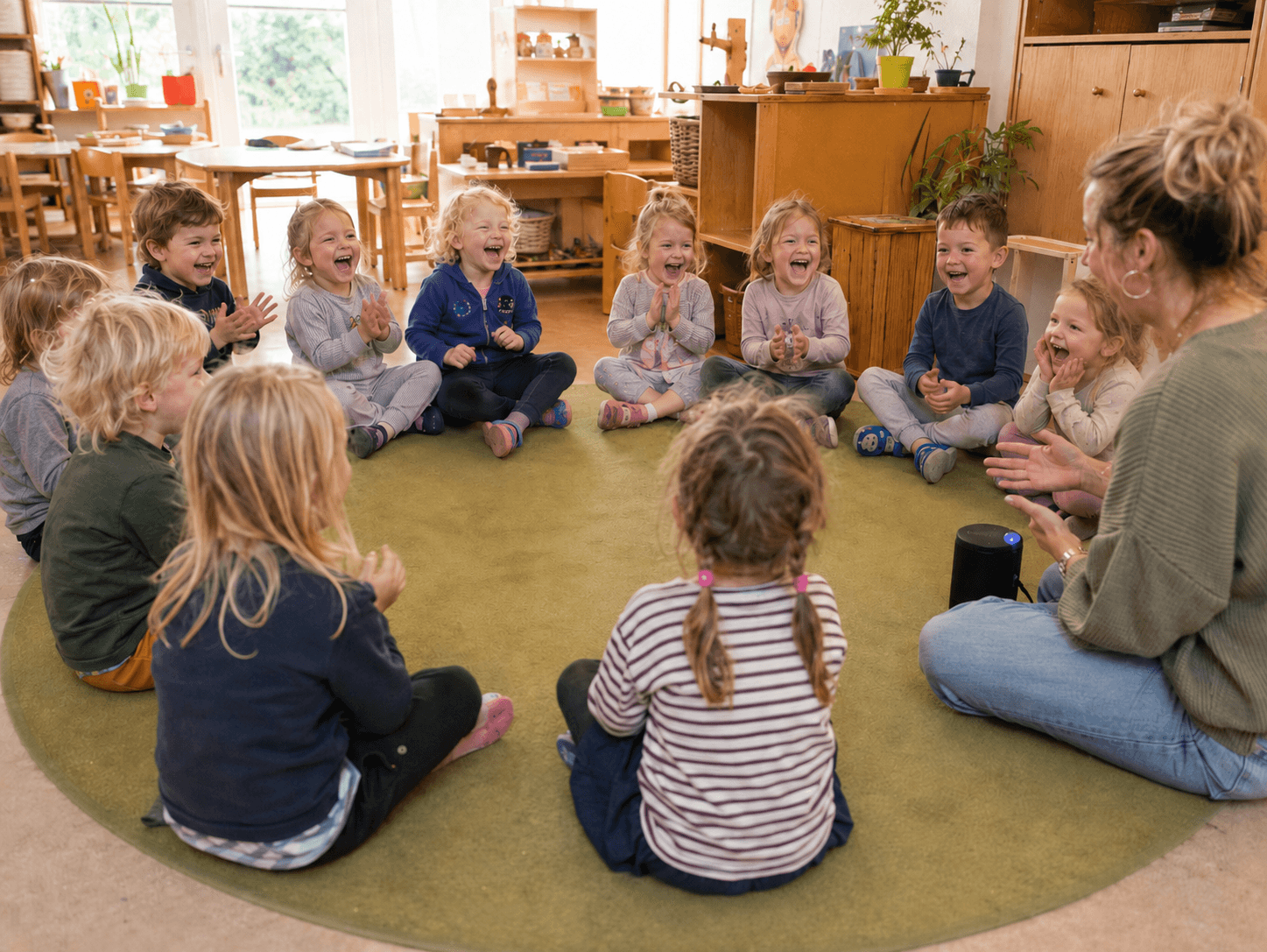 Kinder im Morgenkreis singen gemeinsam ein Namenslied